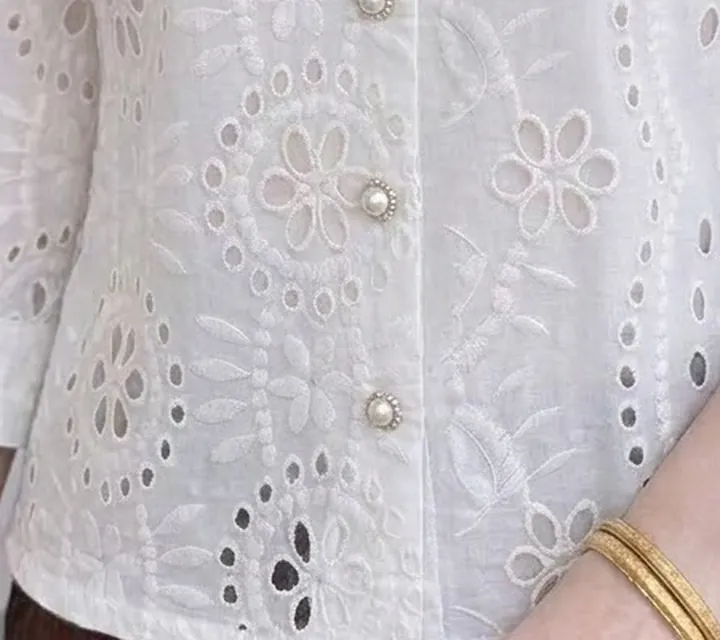 ลายปักเจาะดอกไม้