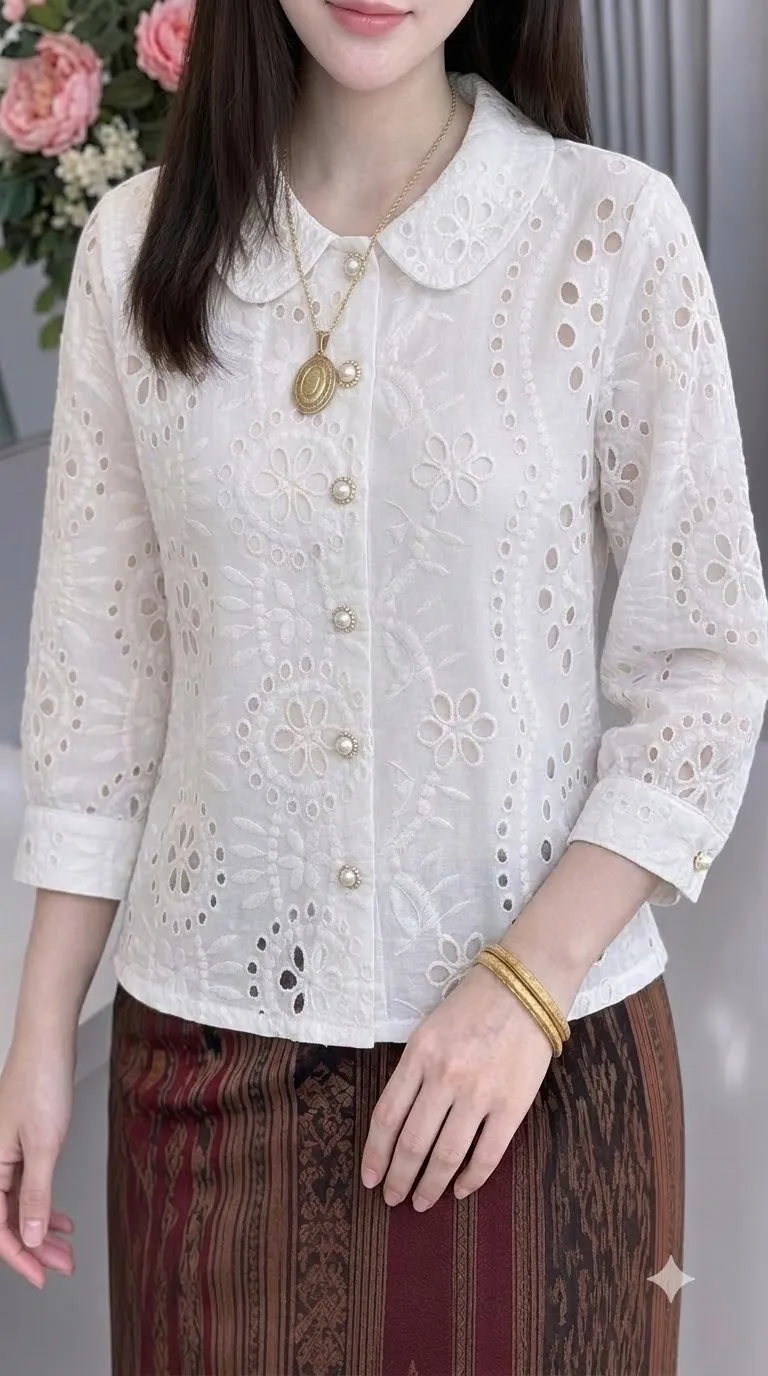 เสื้อลูกไม้ปักคอบัว สีขาว แต่งกระดุมมุก